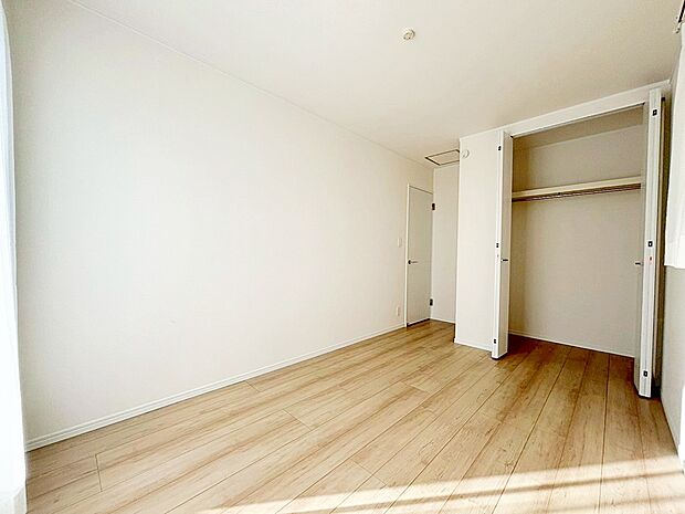 A号棟
各居室に収納を設けました!
お洋服をたくさんお持ちの方でもたっぷり収納できます。
お部屋を最大限広くご活用いただけます。