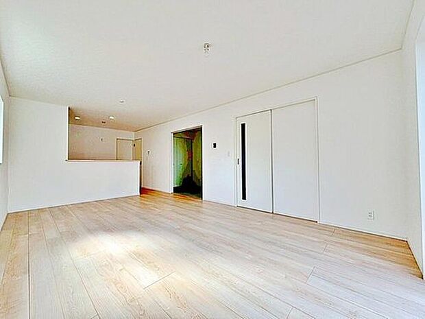 【２号棟】
明るい雰囲気が心地いい約１８帖の広々リビング♪
採光良好です！　　
家族団らんの時間も増える、くつろぎの場所になりそう♪