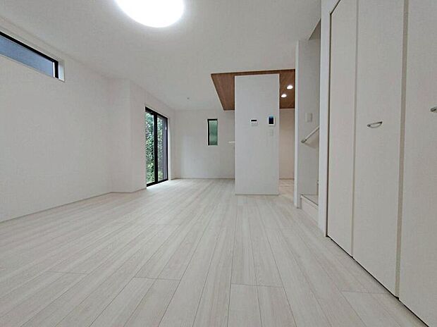 約１５帖の広々明るいリビング♪
対面式キッチンは、家事をしながら家族の様子が一目でわかる安心＆便利設備♪