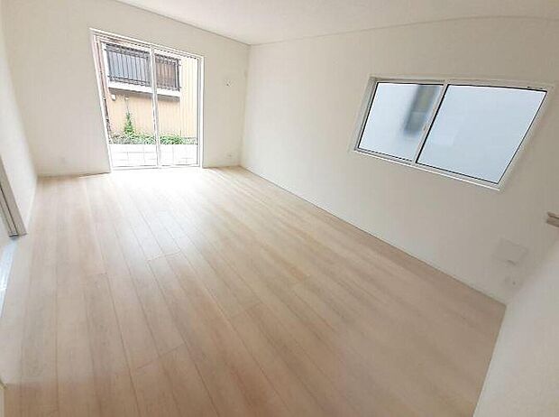 １号棟
大空間約２０．７帖の明るいリビング♪
対面式キッチンは、家事をしながら家族の様子が一目でわかる安心＆便利設備♪