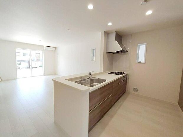 ４号棟
収納力豊富なシステムキッチン。
大型スライド収納付きで、すっきり片付けやすいキッチンです。
横に収納スペースがございます♪
床下収納もついています♪