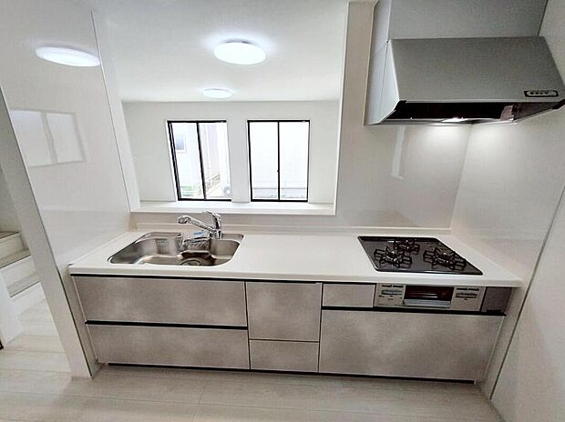 同社施工例
収納力豊富なシステムキッチン。
大型スライド収納付きで、すっきり片付けやすいキッチンです。床下収納もついています♪