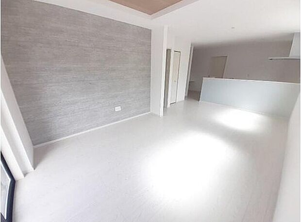 １号棟
１７．３帖の明るいリビング♪　　　　
対面式キッチンは、家事をしながら家族の様子が一目でわかる、安心＆便利設備♪
リビング階段仕様となっているので、毎日家族とのコミュニケーションが捗りそう♪