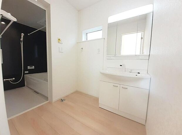 暮らしを快適にする三面鏡仕様の洗面化粧台。
収納力と機能性に優れた使いやすい設備で、忙しい朝の身支度もスムーズに♪