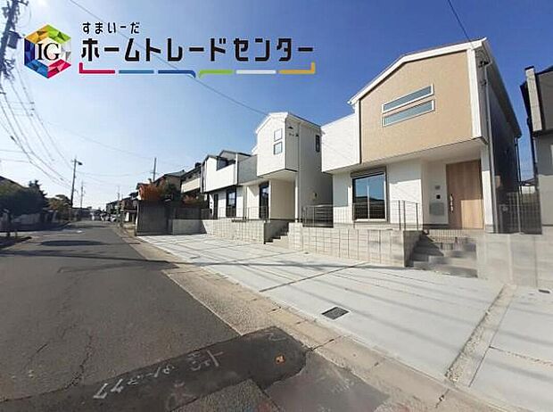 前面は、南側約９ｍ・東側約１６ｍの道路。
お車の出し入れが苦手なママや小さなお子様にも安心ですね。
しっかり舗装もされているので、ベビーカーや自転車で通っても快適に通行できます。