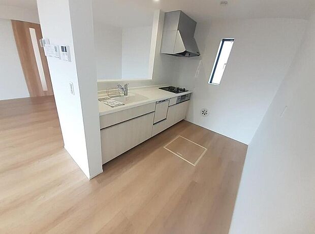 ５号棟
カウンター人造大理石、浄水機能付き混合水栓付きのシステムキッチンです。
隣にはパントリー替わりにもなる収納スペース付き♪
便利な床下収納もございます♪