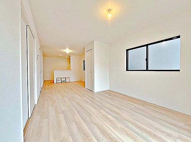 1号棟
明るい雰囲気が心地いい18.7帖のリビング♪
家族団らんの時間も増えそうなくつろぎの場所になりそう♪
リビング階段仕様となっているので、毎日家族とのコミュニケーションが捗りそう♪