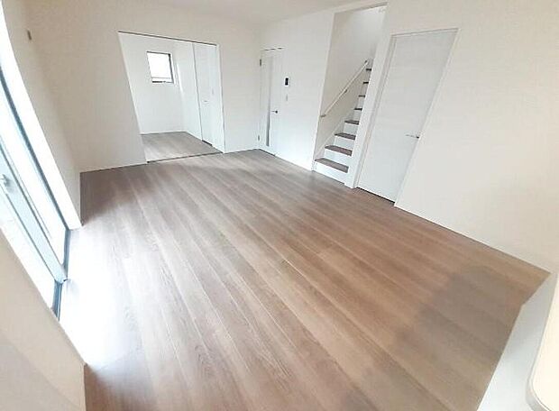 １号棟
広々とした採光良好な明るいリビング♪
対面式キッチンは、家事をしながら家族の様子が一目でわかる安心＆便利設備♪