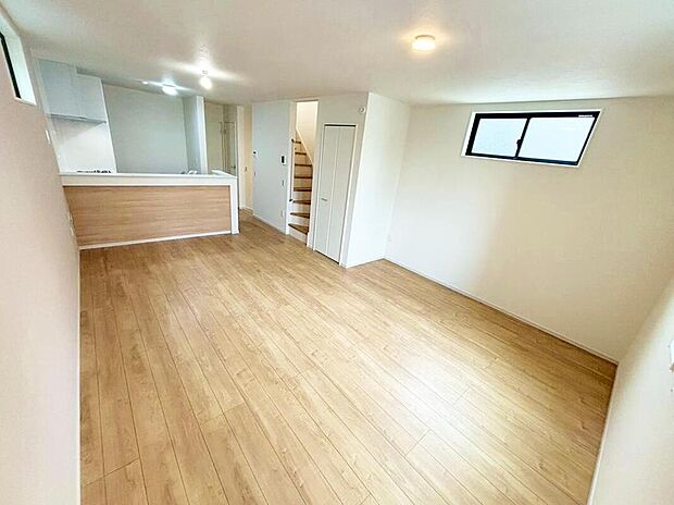 明るい雰囲気が心地いい、約１７．５帖のリビング♪
３面採光を施しました♪
家族団らんの時間も増えそうなくつろぎの場所になりそう♪