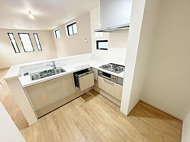 収納力豊富なシステムキッチン。
毎日の洗い物がラクになる便利な食洗機付きです♪
時間を短縮して、家事の時間も確保できます。