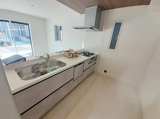 2号棟
収納力豊富なシステムキッチン。
大型スライド収納付きで、すっきり片付けやすいキッチンです。
床下収納もついています♪