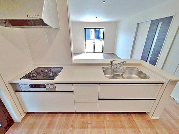 ９号棟
収納力豊富なシステムキッチン。
大型スライド収納付きで、すっきり片付けやすいキッチンです。
床下収納もついています♪