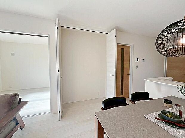 ２号棟　リビング収納
リビングに収納スペースを設けました♪
物が散らかりにくく、急な来客時でも安心ですね♪
家族みんなが使いやすい収納になりそう♪