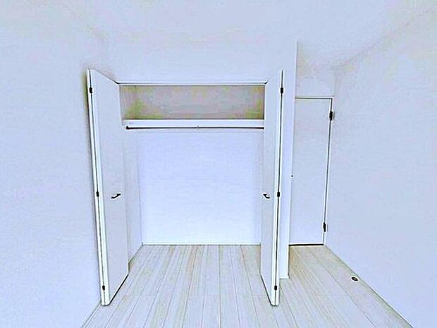 ３号棟
各居室に収納を設けました！お洋服をたくさんお持ちの方でもたっぷり収納できます。お部屋を最大限広くご活用いただけます♪