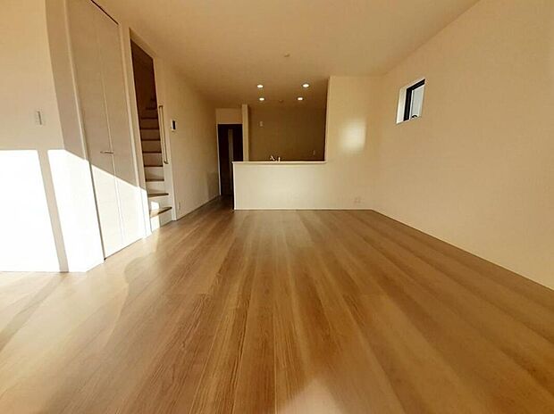 １号棟
陽光差し込む１７帖の明るいリビング♪
階段横に収納スペースがございます♪
家族間のコミュニケーションが取りやすい対面式キッチン仕様です☆