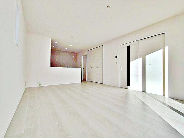 ２号棟
陽光ふりそそぐ明るい１６帖のリビング。
対面式キッチンは、家事をしながら家族の様子が一目でわかる安心＆便利設備♪