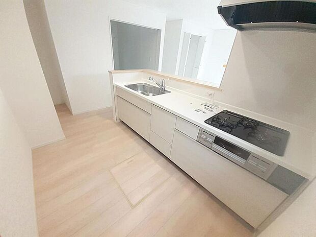 2号棟
収納力豊富なシステムキッチン。
大型スライド収納付きで、すっきり片付けやすいキッチンです。
床下収納もついています♪