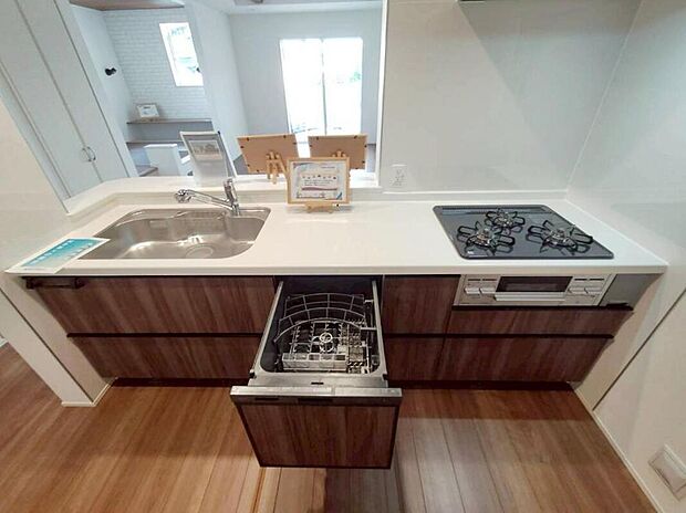 対面式キッチンで家族の顔を見ながら楽しくお料理♪
食洗機付きで時間を有効活用できます♪