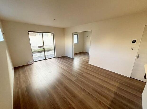 ３号棟
陽光ふりそそぐ明るい１６帖のリビング。
対面式キッチンは、家事をしながら家族の様子が一目でわかる安心＆便利設備♪