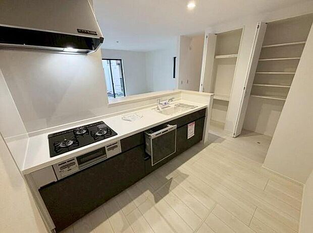 １号棟
収納力豊富なシステムキッチン。
大型スライド収納付きで、すっきり片付けやすいキッチンです。床下収納もついています♪