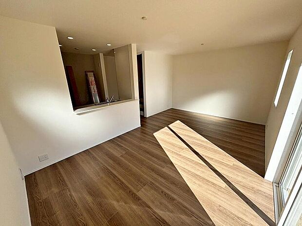 明るいリビング♪
対面式キッチンは、家事をしながら家族の様子が一目でわかる安心&便利設備♪