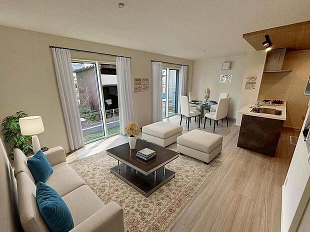 1号棟
陽光ふりそそぐ明るい17帖のリビング。
対面式キッチンは、家事をしながら家族の様子が一目でわかる安心&便利設備♪
※家具をCGで加工しています。家具付き販売ではございません。