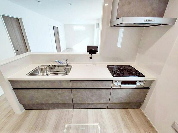 2号棟
収納力豊富なシステムキッチン。
大型スライド収納付きで、すっきり片付けやすいキッチンです。