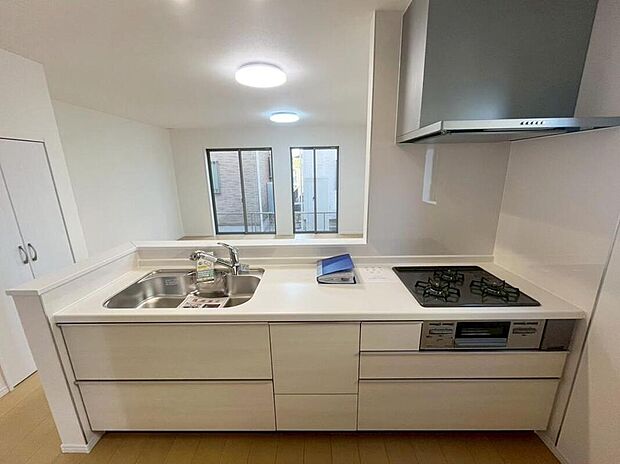 A号棟
収納力豊富なシステムキッチン。
大型スライド収納付きで、すっきり片付けやすいキッチンです。
床下収納もついています♪