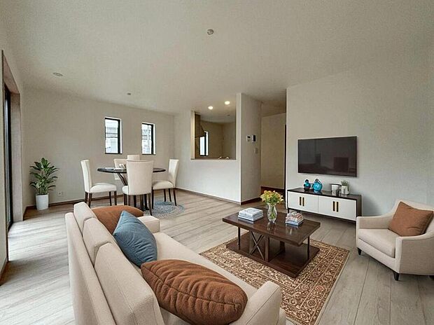 陽光ふりそそぐ明るい約１６．７５帖のリビング。
対面式キッチンは、家事をしながら家族の様子が一目でわかる安心＆便利設備♪
※家具をCGで加工しています。家具付き販売ではございません。