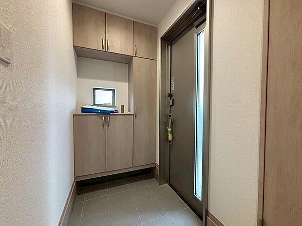 明るくて清潔感ある玄関。　
シューズボックスを備えているので、散らかりがちな玄関もすっきりと片付きます。
急な来客時でも安心ですね♪