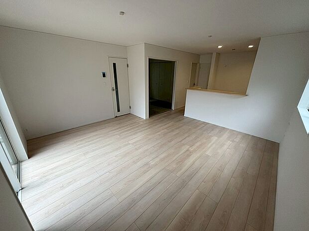 【3号棟】陽光ふりそそぐ明るい16.7帖のリビング。
対面式キッチンは、家事をしながら家族の様子が一目でわかる安心&便利設備♪