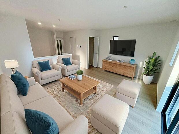 明るい雰囲気が心地いい約16帖のリビング♪
採光良好です!
家族団らんの時間も増えそうなくつろぎの場所になりそう♪
※家具をCGで加工しています。家具付き販売ではございません。