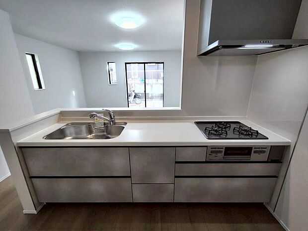 収納力豊富なシステムキッチン。
大型スライド収納付きで、すっきり片付けやすいキッチンです。床下収納もついています♪