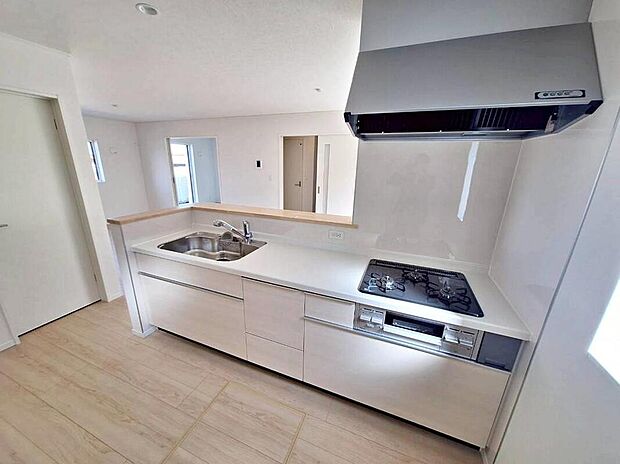 収納力豊富なシステムキッチン。
大型スライド収納付きで、すっきり片付けやすいキッチンです。
床下収納もついています♪