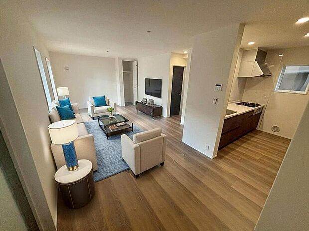 1号棟
明るい雰囲気が心地いい18.5帖のリビング♪
採光良好です!
家族団らんの時間も増えそうなくつろぎの場所になりそう♪
※家具をCGで加工しています。家具付き販売ではございません。