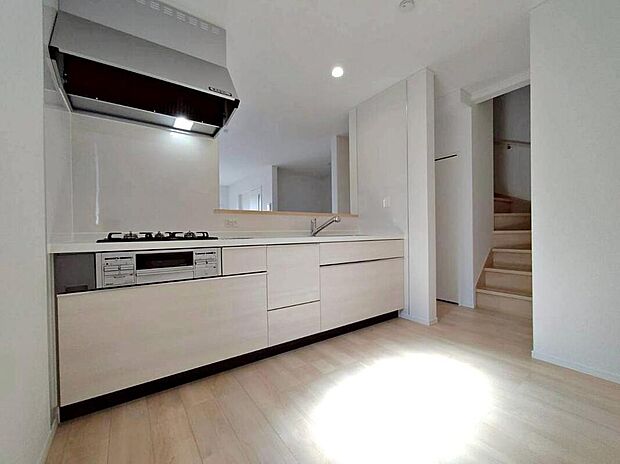 2号棟
収納力豊富なシステムキッチン。
大型スライド収納付きで、すっきり片付けやすいキッチンです。
床下収納もついています♪