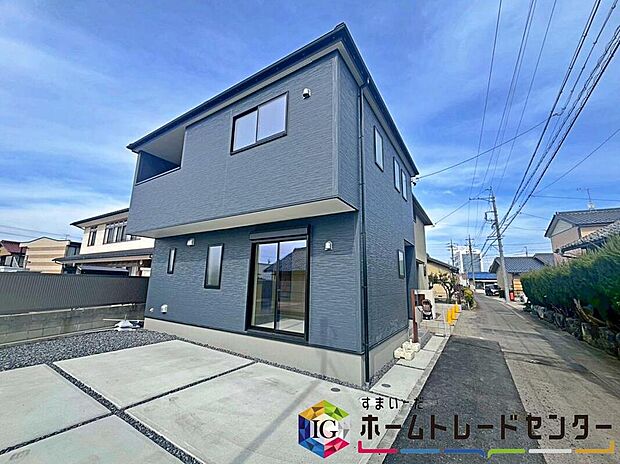 リーブルガーデン小牧原駅前 限定1棟
堂々完成しました☆
ぜひ現地にて、実際の建物・日当たり・周辺環境などご覧下さい♪
ご見学はホームトレードセンター株式会社まで、お気軽に♪