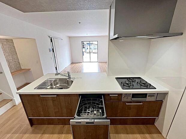 収納力豊富なシステムキッチン。
オシャレな折下天井仕様です♪
毎日の洗い物がラクになる、便利な食洗機付きです♪
時間を短縮して、家事の時間も確保できます。