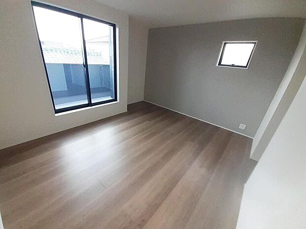 1号棟
バルコニーに直接アクセスできる居室です!
室内の空気を効率よく入れ替えることができ、夏場や湿気の多い時期には便利です♪