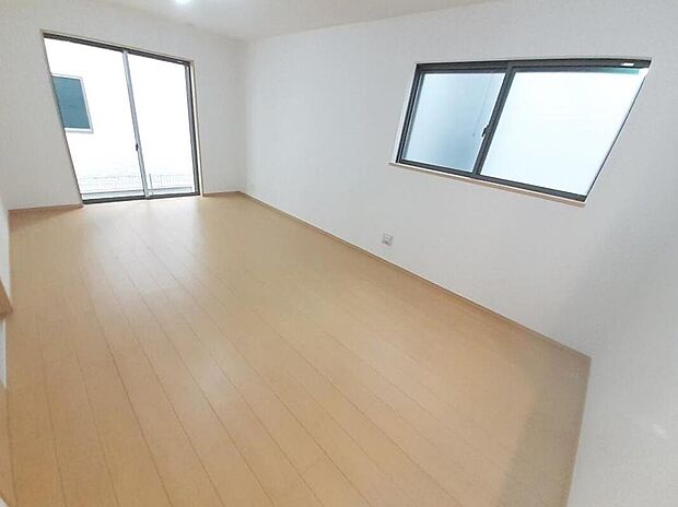 A号棟
明るい雰囲気が心地いい約17.5帖のリビング♪
採光良好です!
家族団らんの時間も増えそうなくつろぎの場所になりそう♪