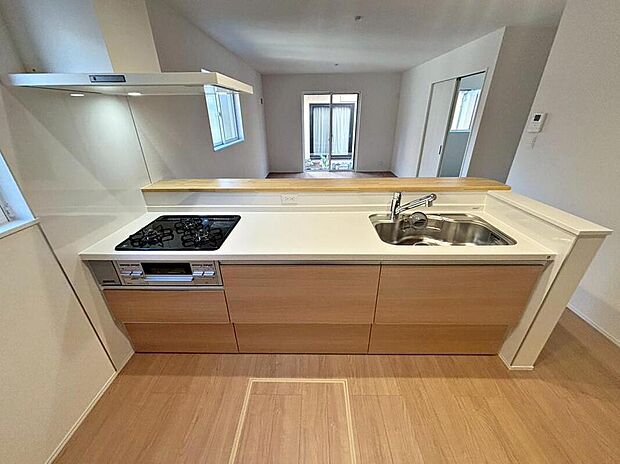 対面キッチンのためご家族のコミュニケーションがとりやすいです♪
カウンター人造大理石、浄水機能付き混合水栓付きのシステムキッチンです。