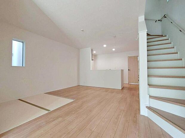 2号棟
明るい雰囲気が心地いい18.3帖のリビング♪
2帖のタタミコーナーがございます♪
家族団らんの時間も増えそうなくつろぎの場所になりそう♪