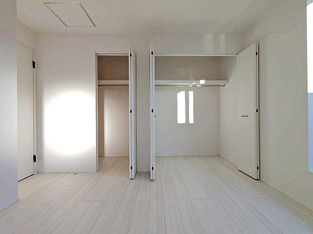 1号棟
各居室に収納を設けました!
お洋服をたくさんお持ちの方でもたっぷり収納できます。
お部屋を最大限広くご活用いただけます♪