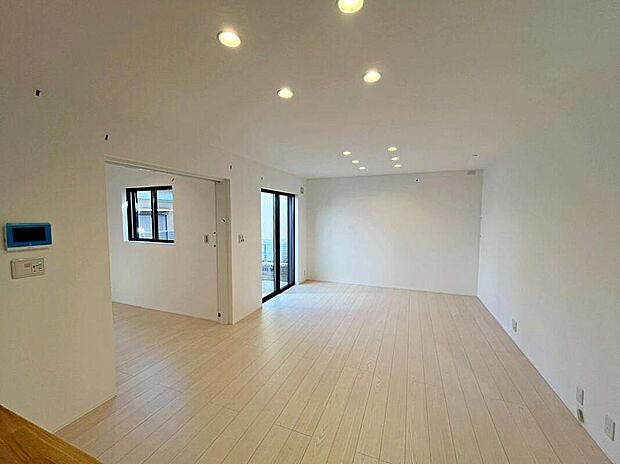 3号地
明るい雰囲気が心地いい17.2帖の明るいリビング♪
対面式キッチンは、家事をしながら家族の様子が一目でわかる安心&便利設備♪