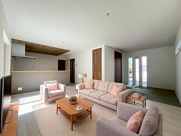 陽光ふりそそぐ明るい20.5帖のリビング。
対面式キッチンは、家事をしながら家族の様子が一目でわかる安心&便利設備♪
※家具をCGで加工しています。家具付き販売ではございません。