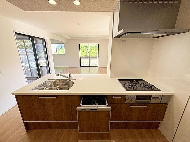 収納力豊富なシステムキッチン。
パントリー付き&オシャレな折下天井仕様♪
毎日の洗い物がラクになる、便利な食洗機付きです♪
時間を短縮して、家事の時間も確保できます。