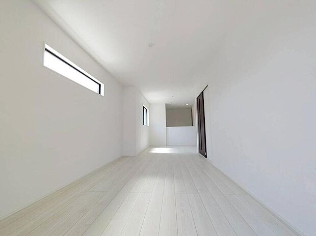 １号棟
陽光ふりそそぐ明るい１９．３帖のリビング。
対面式キッチンは、家事をしながら家族の様子が一目でわかる安心＆便利設備♪