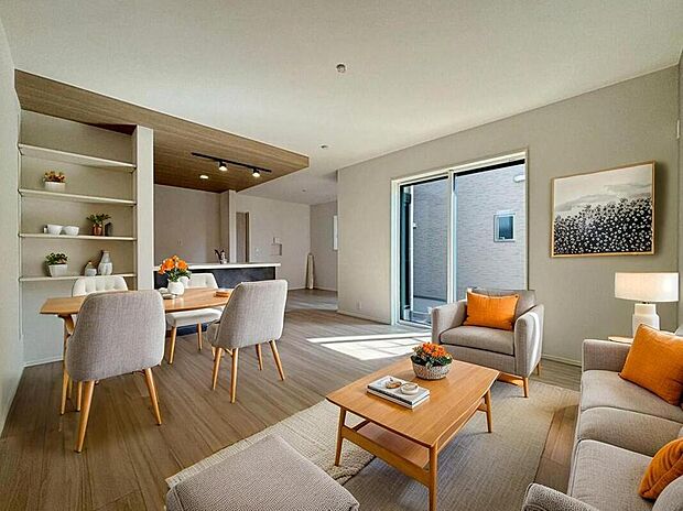 １号棟
陽光ふりそそぐ明るい１７．７帖のリビング。
対面式キッチンは、家事をしながら家族の様子が一目でわかる安心＆便利設備♪
※家具をCGで加工しています。家具付き販売ではございません。