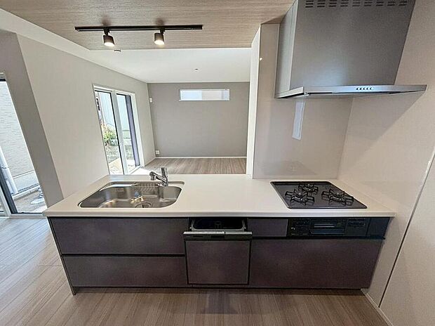 １号棟
収納力豊富なシステムキッチン。
大型スライド収納付きで、すっきり片付けやすいキッチンです。