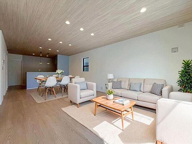 ５号地
陽光ふりそそぐ２１帖の明るいリビング♪
対面式キッチンは、家事をしながら家族の様子が一目でわかる安心＆便利設備♪
※家具をCGで加工しています。家具付き販売ではございません。